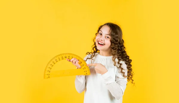 Emocionado por el conocimiento. concepto de matemáticas y personas. formas geométricas. concepto de educación moderna. chica con transportador y regla de triángulo. de vuelta a la escuela. Disciplinas escolares STEM. espacio de copia — Foto de Stock