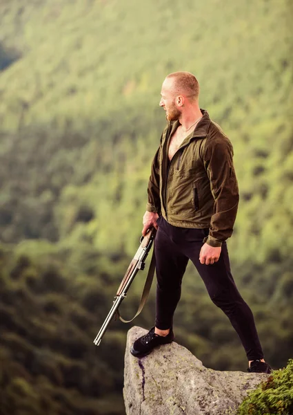 Poderoso. Soldado no terreno. polígono. Estilo militar. Homem em camuflagem. Homem musculoso segura a arma. propósito e sucesso. homem pronto para disparar. hobby de caçador. Forças do exército. atirador atingir montanha alvo — Fotografia de Stock