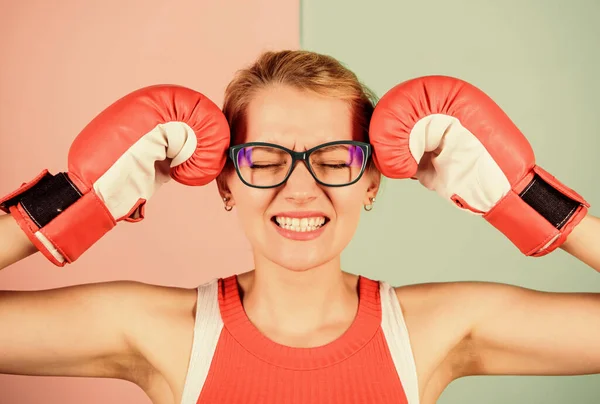 Ik ben gestrest. vrouw met bril en bokshandschoenen. Het succes is nabij. sexy en zelfverzekerde secretaresse. kies voor een gezonde manier van leven. enorm gevoel van zelfvertrouwen. Boksen maakt haar super fit — Stockfoto