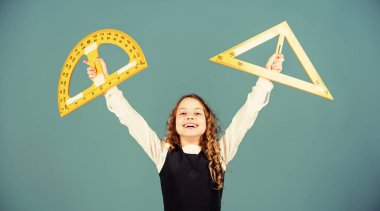 Teoriler ve aksiyomlar. Zekice ve zekice bir fikir. Büyük cetveli olan kız. Öğrenci geometri okuyor. Çocuk okulu üniforması cetveli tutar. Okul eğitimi konsepti. Boyut ve boyut. Matematik öğren.