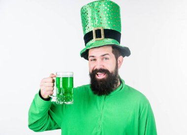 Aziz Patrick Günü tatili. Zenci meşrubat Patricks tatili. Kutlamanın yeşil renk kısmı. İrlanda bira barı. Küresel kutlama İrlanda kültürü. Sakallı hippi şapkalı Patrickler günü bira içiyor.