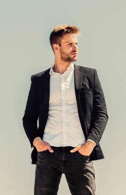 Gelecekteki başarılara bakıyorum. Başarı kavramı. resmi erkek modası. Modern yaşam tarzı. Sakallı adam iş stili. Seksi maço adam. Erkek bakımı. Kendine güvenen iş adamı Yakışıklı erkek manken.