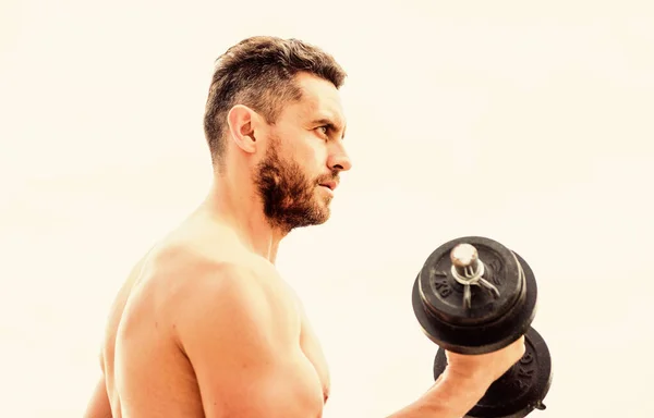 El precio de la grandeza es responsabilidad. Gimnasio maniquí. Hombre musculoso haciendo ejercicio con mancuerna. Deportista con torso fuerte. Equipo de gimnasia. Fitness y musculación deportiva. Concepto de entrenamiento de gimnasio —  Fotos de Stock