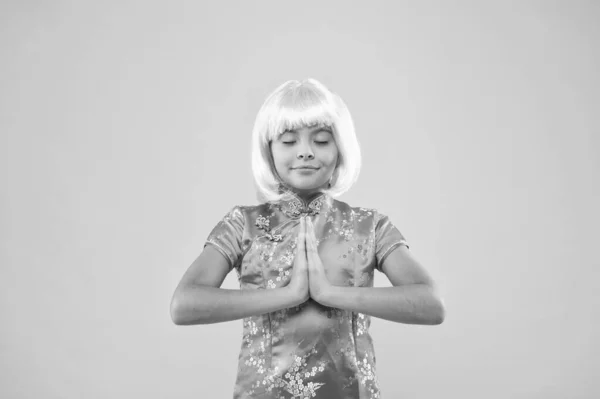 Sem um som. Criança feliz fazer meditação de mãos dadas em namaste. Meditação ou oração. Menina pequena desfrutar de prática de meditação. Meditação e concentração. Zen e iluminação. budista — Fotografia de Stock