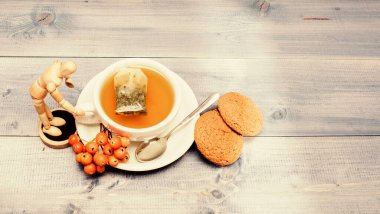 Lezzetli gurme tadı. Kafe menüsü. Böğürtlen çayı. Seramik fincan sıcak demlenmiş çay içeceği. Aromatik rowanberry içeceği için. Sağlık hizmetleri kocakarı ilaçları. Mavi arka planda bir fincan çay yakın plan