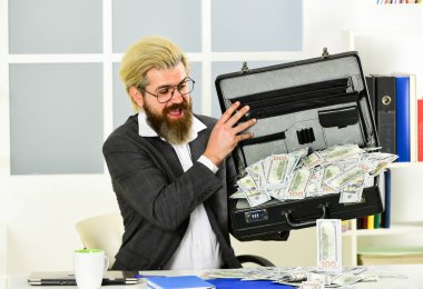 Banka hesabı. Kredi ve nakit konsepti. Şirket finansmanı. Ekonomi konsepti. Paraya bayılır. Fazla Harcamadan Daha Fazla Satış. Nakit ciro. Şirketin gelir dolandırıcılığı. Parası olan bir iş adamı.