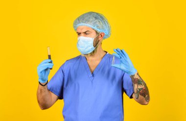 İlaç al. İnsan laboratuvarda çalışıyor. Virüsü durdur. Pandemik acil durum. Aşı geliştirme. Aşı programı. İlaç şirketi işi. Aşı üretimi. Aşı ampülü eller, doktor.