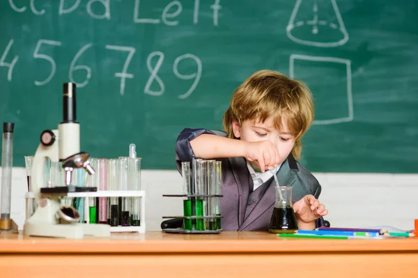 Επιστήμονας σχολιαρόπαιδο. Ένα μικρό αγόρι στο μάθημα. Πίσω στο σχολείο. επιστημονικά πειράματα με μικροσκόπιο στο εργαστήριο. Το αγοράκι κάνει επιστημονικά πειράματα. Βιολογία. Ημέρα γνώσης — Φωτογραφία Αρχείου