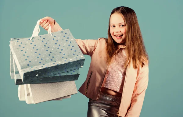 Tendencia de moda. Tienda de moda. Niña con paquetes. Niño feliz en la tienda con bolsas. Día de compras felicidad. Compra ropa. Comprador adicto a la moda. Compras de chicas de cumpleaños. Boutique de moda —  Fotos de Stock