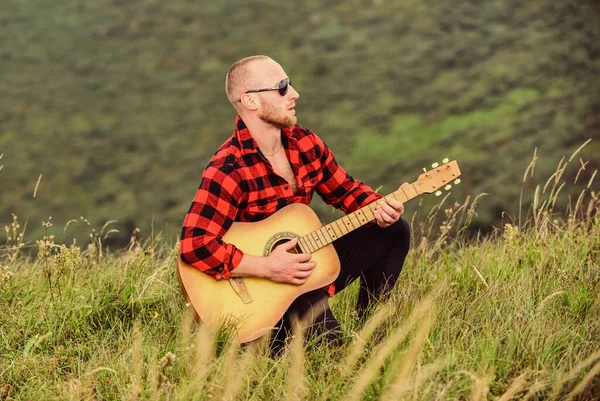 A tocar música. Som de liberdade. Caminhante músico encontrar inspiração em montanhas. Em união com a natureza. Mantém a calma e toca guitarra. Homem com guitarra no topo da montanha. Música acústica. Música para alma — Fotografia de Stock