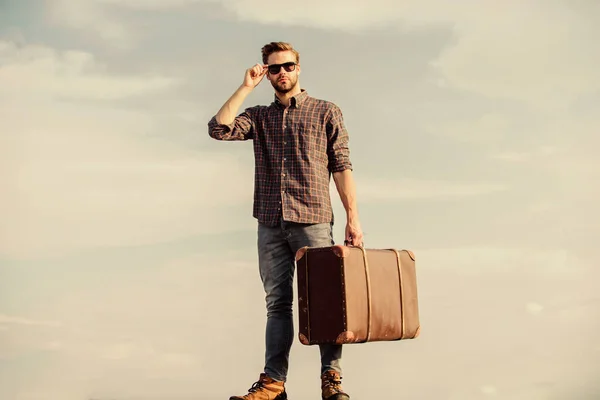 Reisen mit Gepäck. Mann im Freien mit Vintage-Koffer. Gepäckkonzept. Reiseblogger. Der Mann trägt seine Sachen im Gepäck. Urlaubszeit. Reisebüro. Geschäftsreise. Schöner Kerl — Stockfoto