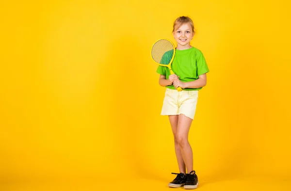 Tornaterem edzés tini lány. Sport játék siker. Boldog gyerek teniszezik. Tenisz klub gyerekeknek. Teniszező ütővel. Gyerekkori aktivitás. Fitness hozza az egészség és az energia. másolás helye — Stock Fotó