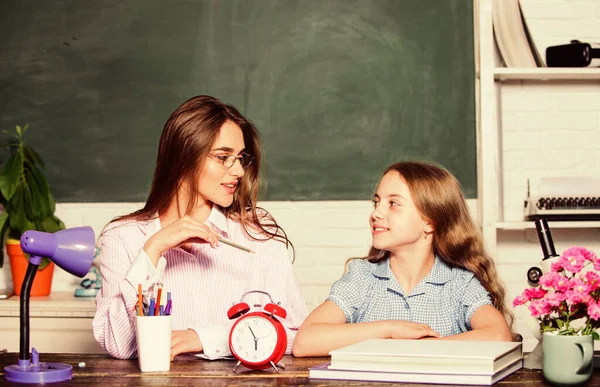 Huiswerk project. Zuster helpt met leren. Leraar vriendelijke dame met leerling. Huiswerk maken met mama. Kleine meid en vrouw zitten aan het bureau. Schoolonderwijs. Samen studeren. Hulp bij huiswerk — Stockfoto