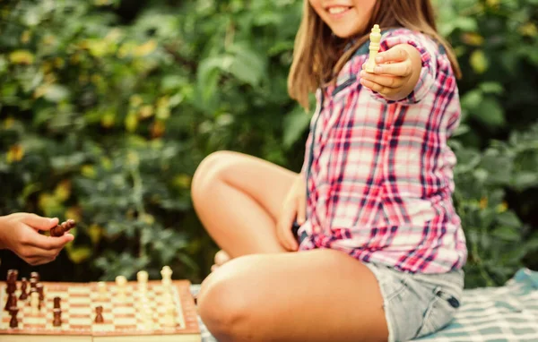 Strategieconcept. Cognitieve ontwikkeling. Intellectueel spel. Beslissen. Slimme kinderen. Schaak spelen. Zusters die schaak spelen. Kinderen schaak buiten natuur achtergrond. Sport en hobby concept — Stockfoto