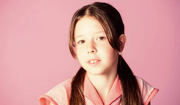 Jovens e bonitos. Rapariga sorridente. beleza cuidados da pele. moda infantil. cabeleireiro para crianças. criança em fundo roxo. Dia das crianças. psicóloga infantil. Menina bonita. conceito de infância — Fotografia de Stock