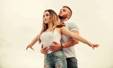 Balayı gezisi. Sevgililer Günü. Erkek arkadaşıyla birlikte dışarıda seksi bir kız. Aile değerleri. Birbirine aşık çiftler. Aile ilişkileri ve mutluluk. Romantik ilişki. Aşk randevusu. Erkek ve kadın kucaklaşır