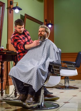 Harika saç kesiminin değerini anlıyorum. Kuaförü ziyaret et. Formunu koruyor. Erkek müşteri. Kuaför salonu. Berber dükkanı müşterisi. Sakal kesiyorum. Berber dükkanı servisi. Mükemmel görünüş. Sakal tıraşı.
