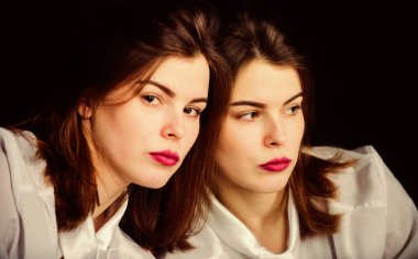 Kadınlık. Aynaya bakan refleksli kız. Görünüm konsepti. Güzellik ve cilt bakımı. Kadın makyajı yüzü pembe dudaklar. Güzellik salonu. Makyöz. Günlük makyaj. Güzel bayan.