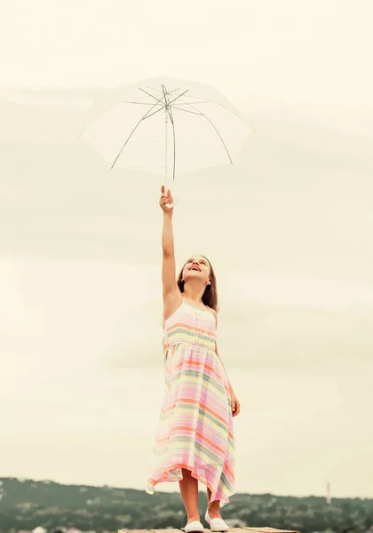 Tijd om te rusten. Herfst mode. Vrijheid en geluk. regenachtig weer. Herfst stemming. herfstweersvoorspelling. zorgeloze jeugd. klein meisje met paraplu — Stockfoto
