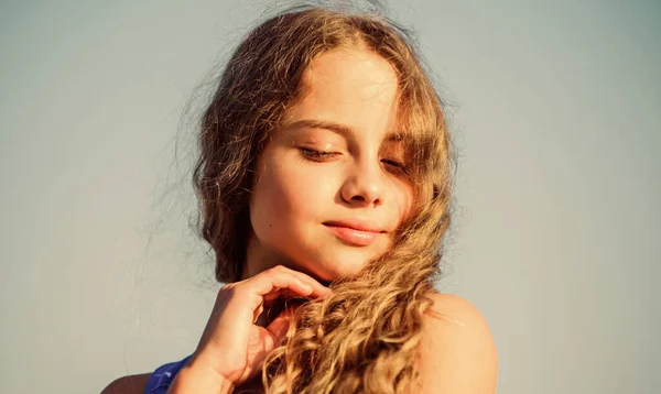 Ik ben speels. Kindermode. Mooi kind buiten. Natuurlijke schoonheid. klein meisje lang culry haar. Gelukkige jeugd. perfecte gezonde huid. De jeugd is briljant. Zomervakantie. Geniet van goed weer — Stockfoto