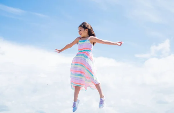 Se sentir libre et heureux. Plaisir d'été et concept de loisirs. mannequin posant. son style branché. sens de la liberté. Mode élégante enfant bébé fille enfant en plein air. élégant mignon enfant posant au printemps — Photo