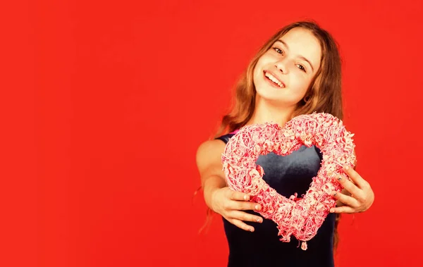 Joyeuse fête des mères. cadeau pour les vacances. heureux jour des enfants. magasin de décoration. J'adore les vacances. espace de copie. coeur décoratif fille heureuse. Saint Valentin. l'amour est dans l'air. petit enfant fond rouge — Photo