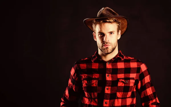 Cowboy couture. En man i vintagestil. Vilda västern retro cowboy. vilda västern rodeo. Snygg man i hatt. Man rutig skjorta på ranch. cowboy på landet. Västra. Västra cowboyporträttet — Stockfoto