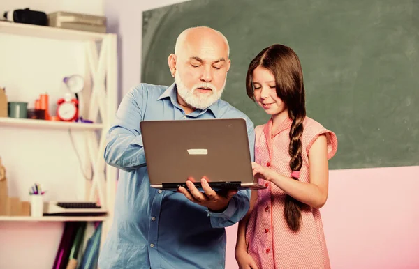 Pedagogo experimentado. Lección en línea. Pedagogo de la ciencia digital. Pedagogo amable. De vuelta a la escuela. Enseñando a un niño. El profesor ayuda a la colegiala. Niña con hombre tutor estudio hold laptop —  Fotos de Stock