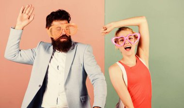 Rahatla ve eğlen. Şirket kültürü. Tatili kutluyoruz. Sakallı adam, güzel kadın parti gözlükleri kutluyor. Çiftler eğleniyor. Ofis partisi. Başarıyı kutluyoruz. Birlikte dans etmek. Keyfin yerinde.