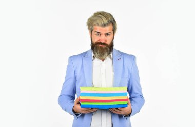 Hippi stili yaratıcı yönetmen. Belgeler basılıyor. Adam bir sürü renkli sadaka taşıyor. Sunum konsepti. Pazarlama ve terfi. Baskı ve Yayıncılık Servisi. Renkli kağıda yazdırılıyor