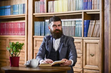 Aristokrat yaşam tarzı konsepti. Gülen surattaki aristokrat kitabı tutuyor.