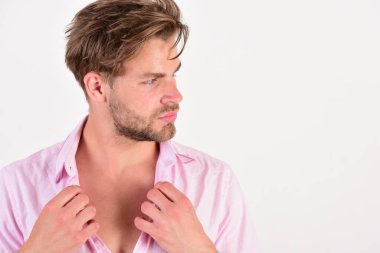 Pembe tişörtlü ve dağınık saçlı adam.