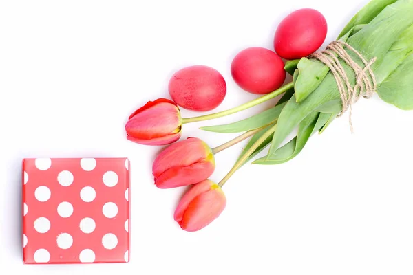 Feliz concepto de vacaciones. Tulipanes en colores rosa o rojo — Foto de Stock