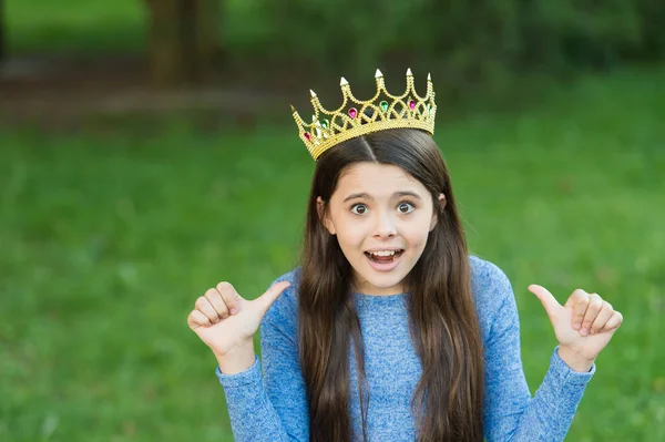 Ma beauté mérite une couronne. Enfant émotionnel donner pouces levés. Petite Miss couronne d'usure. Un concours de beauté. Couronne de fête. Accessoire de mode. Diadème ou tiare de luxe. Grand patron. Salon de coiffure. Portez toujours votre couronne — Photo