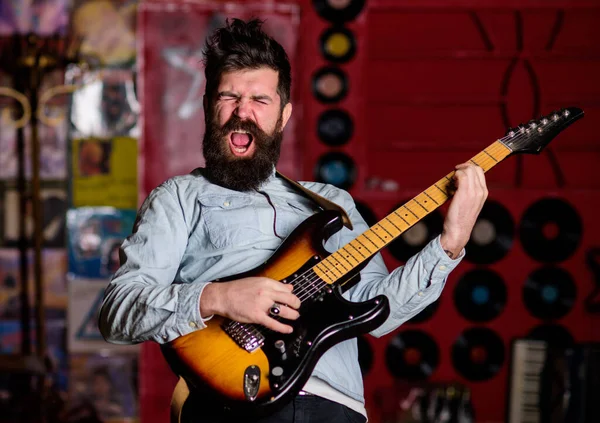 Conceito de cantor de rock. Músico com barba tocar instrumento de guitarra elétrica . — Fotografia de Stock