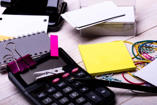 Papelería y calculadora. Material de oficina e idea de negocio — Foto de Stock