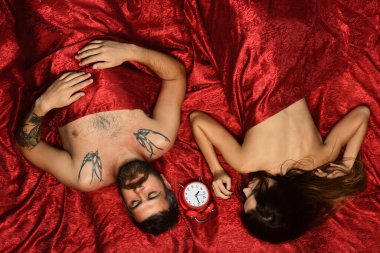 Sakallı ve sakin yüzlü adam güzel bir bayanla yatıyor.