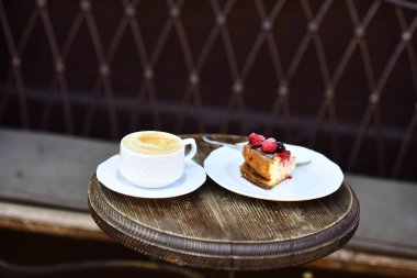 Bir fincan kahve ve peynirli kek ile kompozisyon.