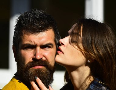 Romantizm ve flört konsepti. Tutkulu yüzlü kadın ve erkek.