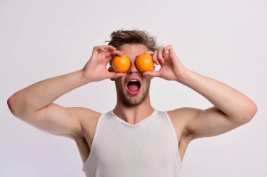 Şaşırmış yüzü olan adam açık gri arka planda izole edilmiş.