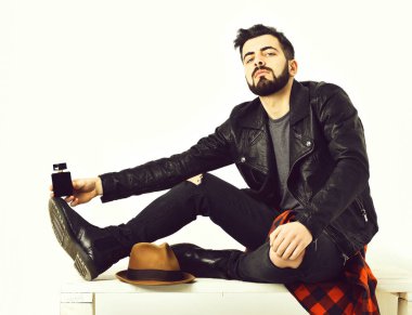 Sakallı bir adam, elinde parfüm şişesi olan beyaz bir hippi.