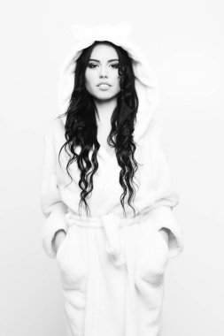 Bej kadife bornozla poz veren seksi kız