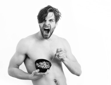 Kafkas seksi genç maço elinde makarna ile siyah kase tutuyor.