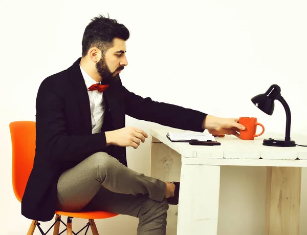 Baard man, Kaukasische hipster met snor aan witte houten tafel — Stockfoto