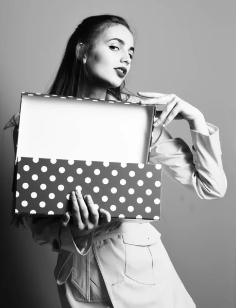 Sérieux coloré fille avec cheville sur fond bleu studio — Photo