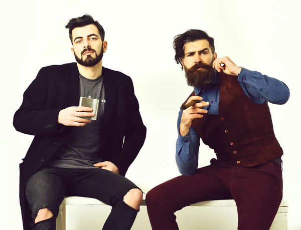 Dva vousatí muži, kavkazští styloví hipsteři s knírem — Stock fotografie