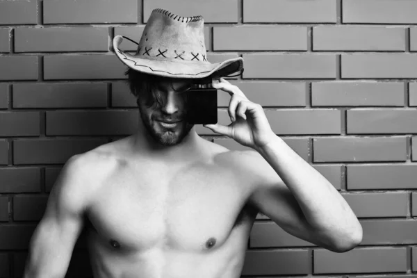 Caucásico barbudo sexy macho hombre en vaquero sombrero celebración perfume — Foto de Stock