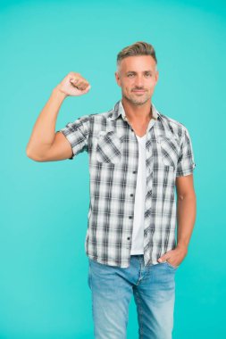 Kameraya bakan yakışıklı bir adam. Modern insanlar için tarz. Erkek doğal güzelliği. Adam sakallarını iyi taramış. Berber kuaförü. Berber dükkanı konsepti. Mükemmel ten rengi. Cilt bakımı. İyi görünümlü bir model.