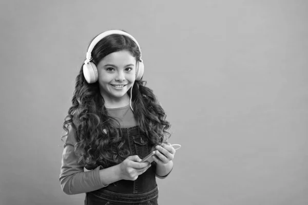 Aparelhos modernos. Desfrute do conceito de música. Aplicação musical. Livro áudio. Conteúdo educativo. Estude aulas de áudio de linguagem. Menina ouvir música fones de ouvido modernos e smartphone. Ouça de graça. Assinatura musical — Fotografia de Stock