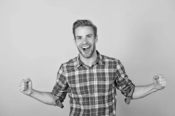 Só por diversão. Padrão de beleza. Modelo de moda em fundo amarelo. Conceito de moda. Homem sexy sem barba. Vestuário moda tendência. Salão da barbearia. Homem de camisa casual. Bonito tipo com cerdas na cara — Fotografia de Stock